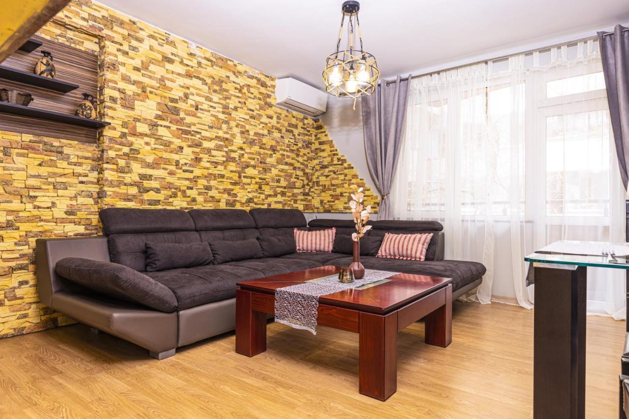 1Bd Flat With A Garage - 5 Mins To The City Centre Lägenhet Plovdiv Exteriör bild